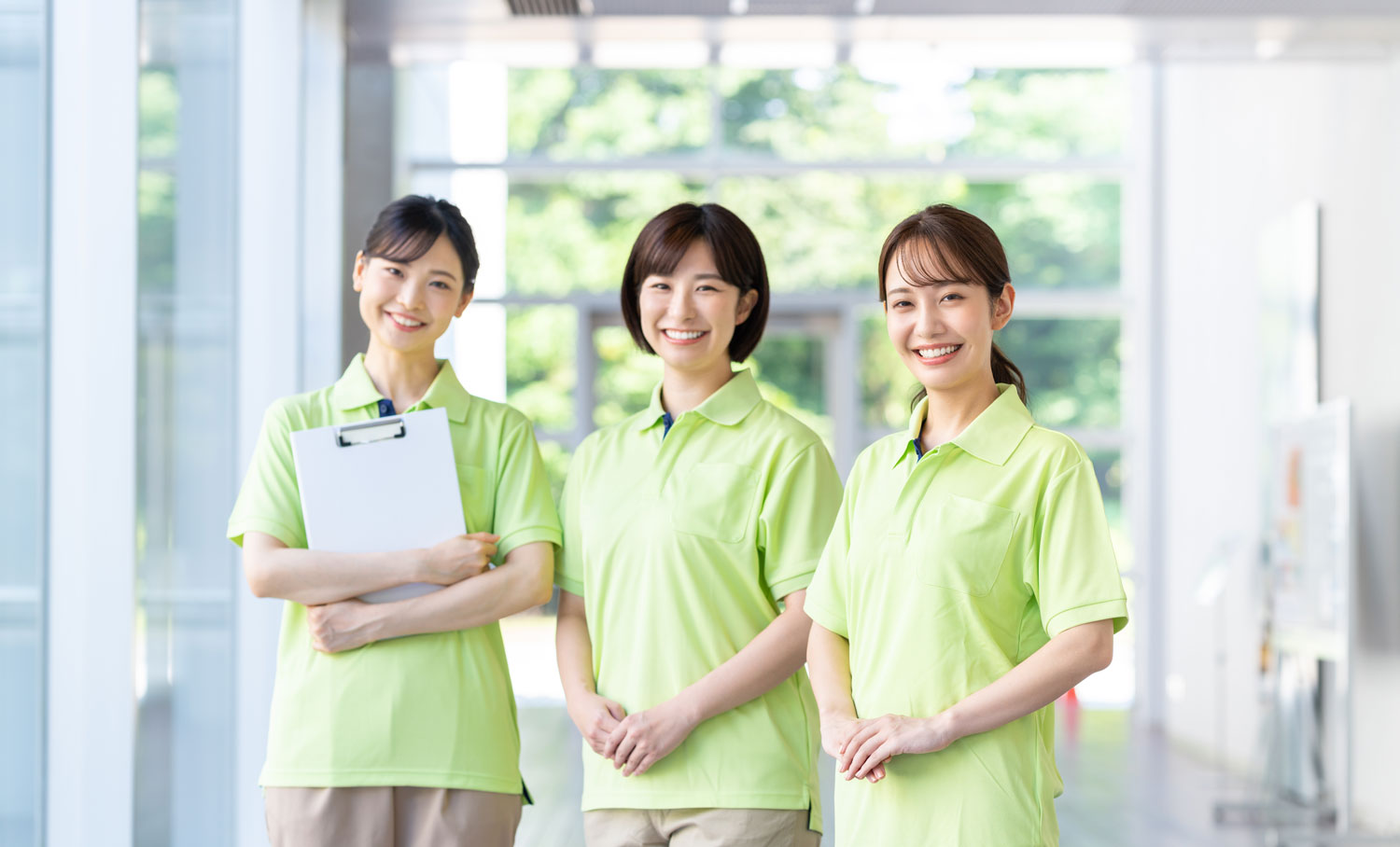 笑顔の医療スタッフ3人が並んでいる様子