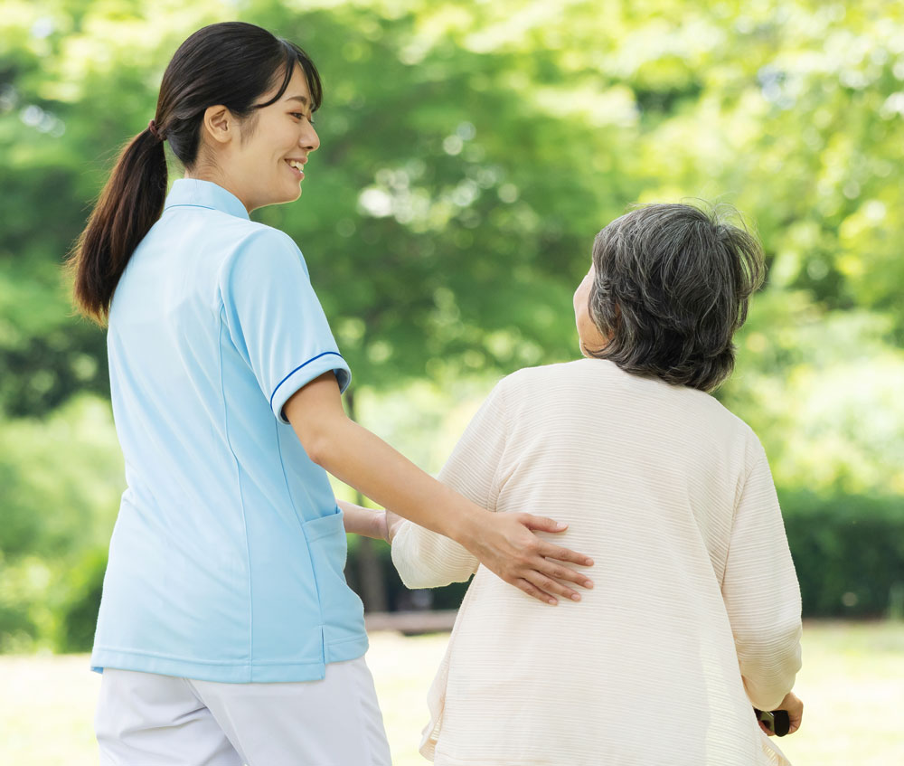介護スタッフが高齢者を支える様子