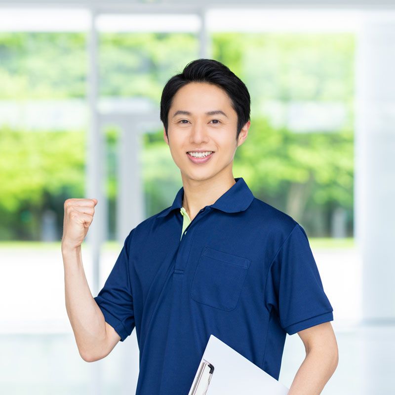 介護福祉士の女性が利用者と笑顔で会話する様子