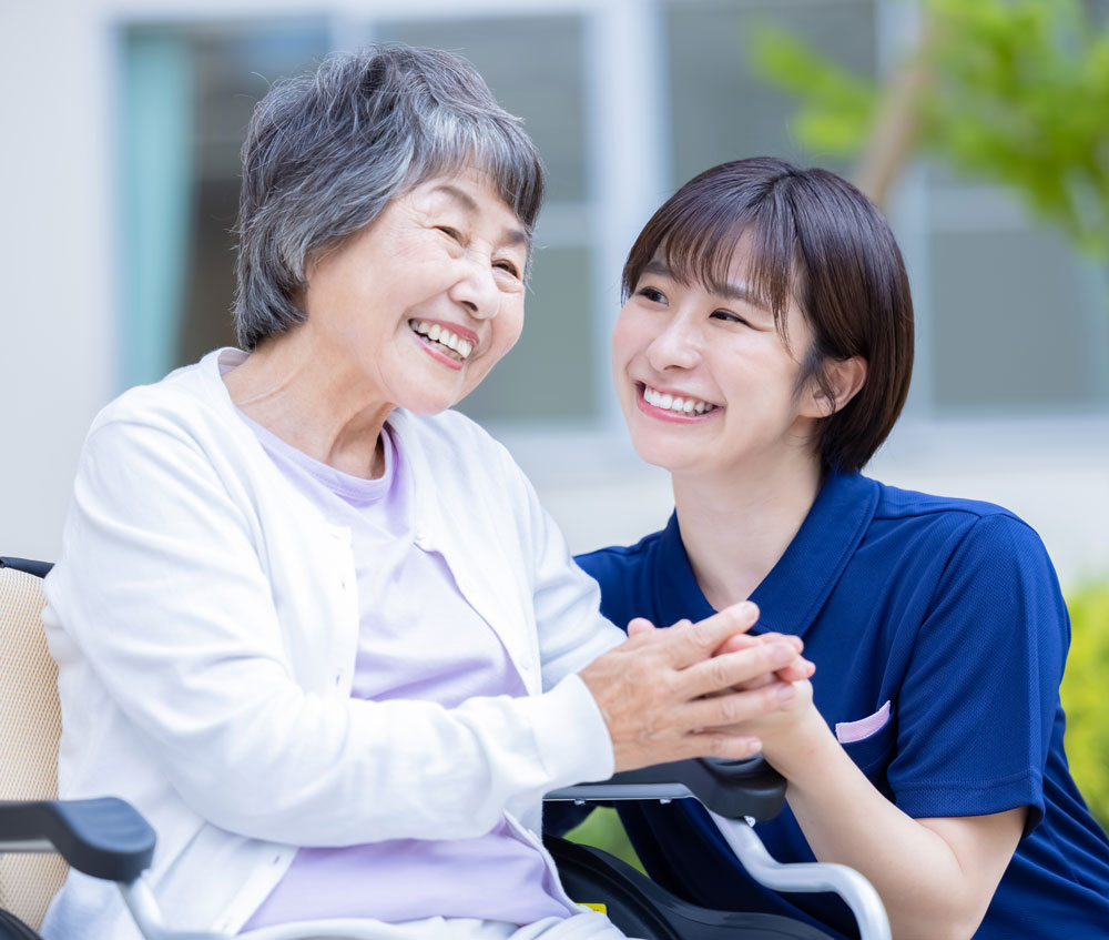 介護士が高齢者を支える様子